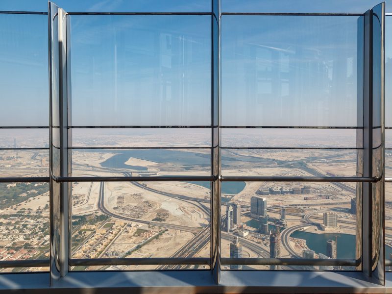 Ausblick aus dem berühmten Burj Khalifa Turm in Dubai