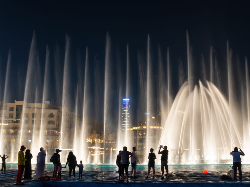 Beeindruckende Wasserspiele bei Nacht in Dubai