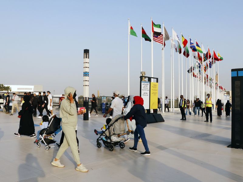 Besucher auf dem Ausstellungsgelände der Expo City in Dubai