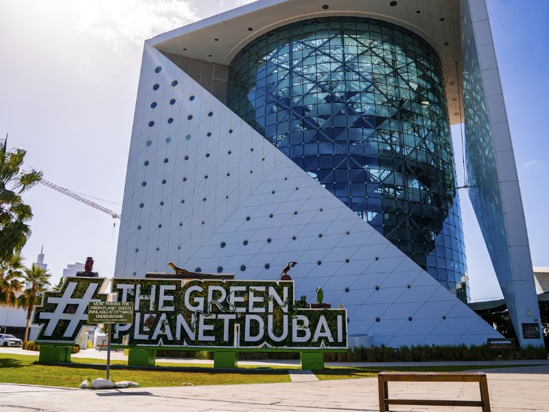 Blick auf den The Green Planet Dubai von außen