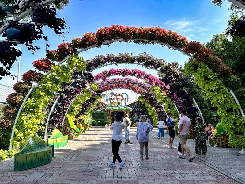 Riesige Pflanzenwelt und Blumenwelt im Dubai Butterfly Garden