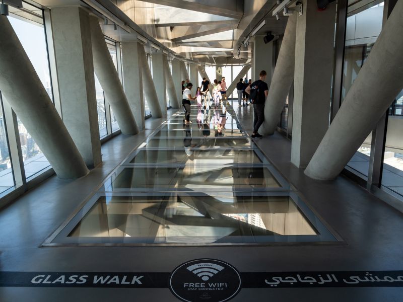 Sky Views Dubai Glass Walk mit Ausblick