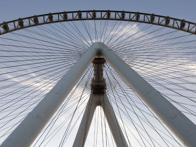 Blick aufs größten Riesenrad der Welt in Dubai von unten