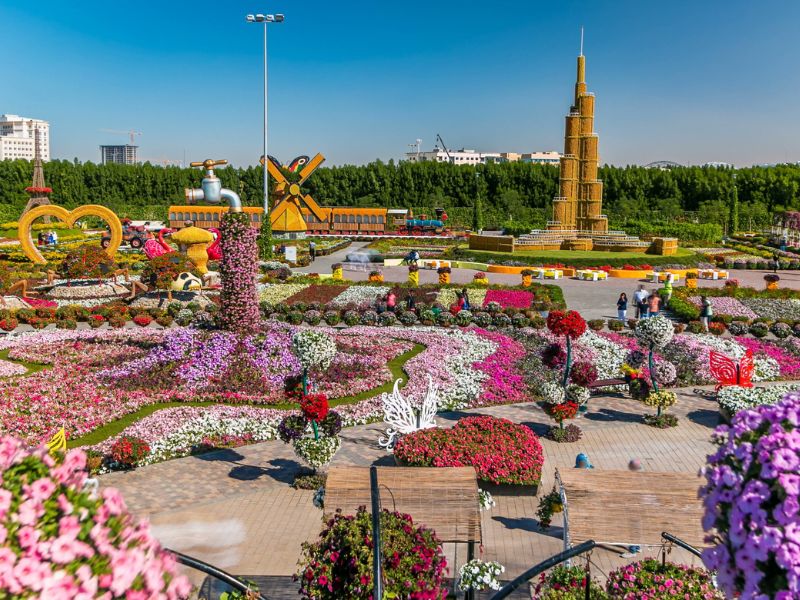 Entspannungsort mit Pflanzenwelt im Miracle Garden von Dubai