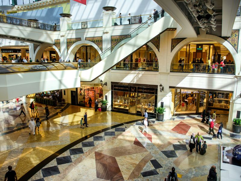 Im Einkaufszentrum Mall of the Emirates in Dubai unterwegs