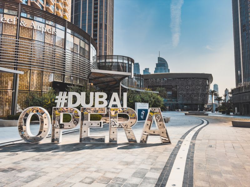 Schild am Eingang zur Opera Dubai