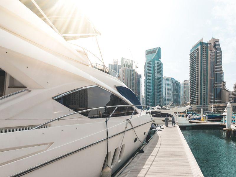 Beliebt bei Touristen in Dubai sind Yacht Ausflüge vom Hafen aus