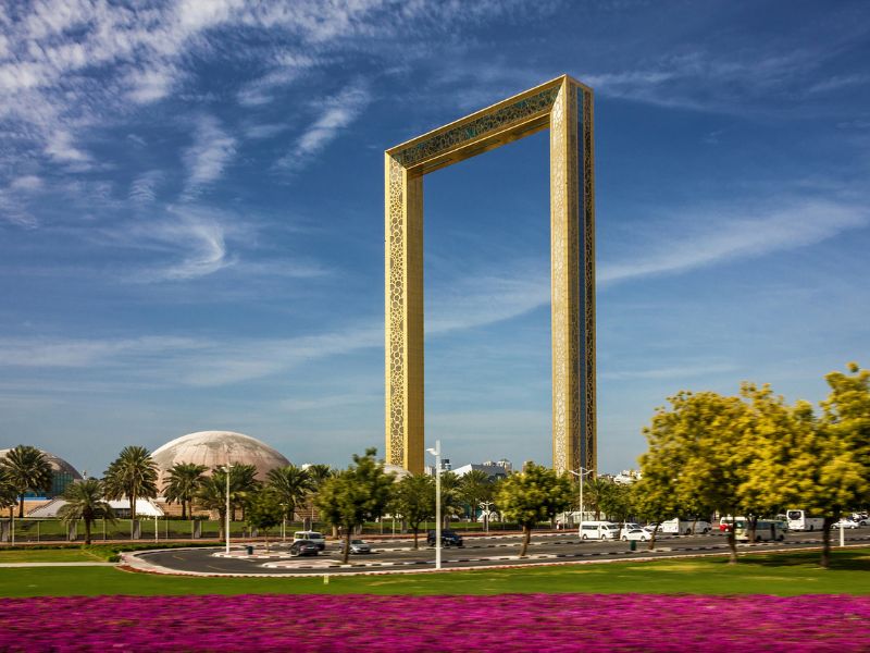 Beliebte Sehenswürdigkeit Dubai Frame erinnert an einen Fotorahmen