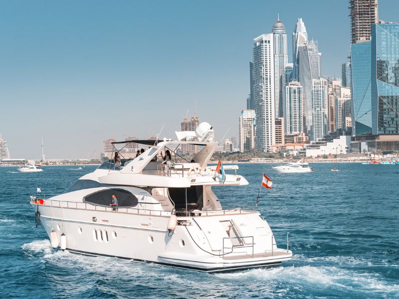 Blick auf die Dubai Skyline von einem Boot aus