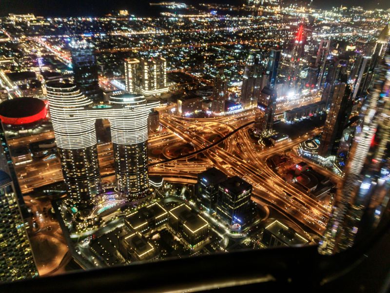 Blick bei Nacht auf Dubai von oben vom Burj Khalifa