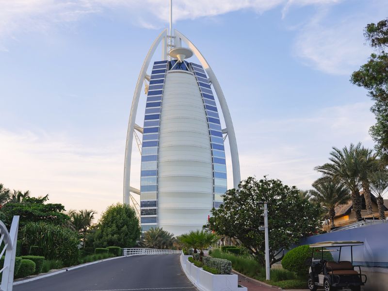 Blick von außen auf das Hotel Burj Al Arab im Segel-Design
