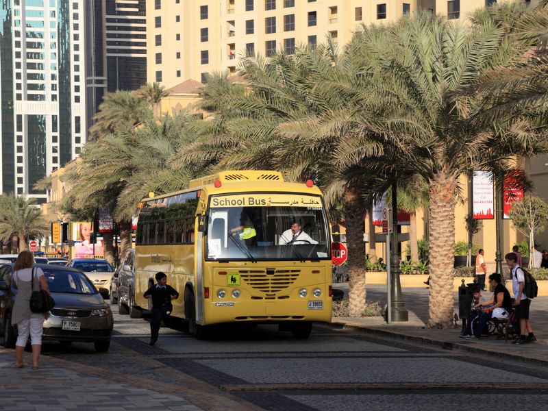 Bus auf den Straßen von Dubai