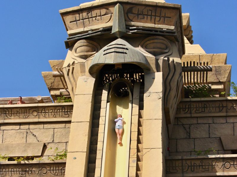 Eine der vielen Rutschen im Dubai Waterpark Aquaventure