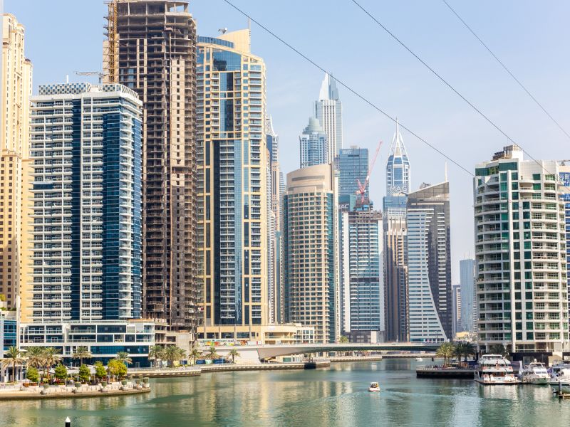 Im Dubai Marina Hafen sieht man oben die Seile von Xline Dubai Ziplining