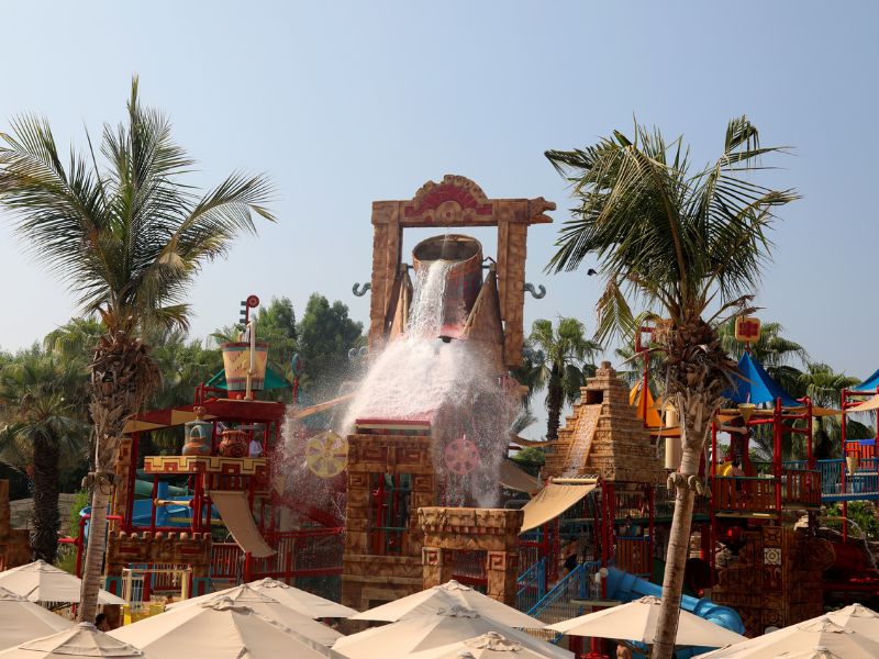 Kinder lieben die Rutschen und Wasserspiele im Aquaventure Wasserpark in Dubai