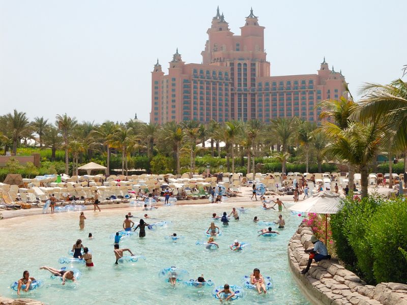 Kinder und Erwachsene beim Baden im Aquaventure Waterpark von Dubai