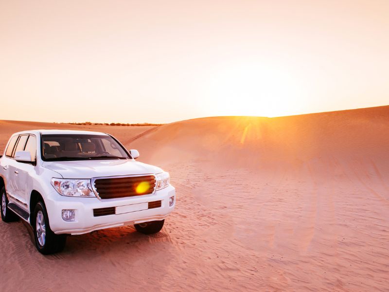 Mit einem Jeep kann man mit Guide in die Wüste bei Dubai Ausflüge machen
