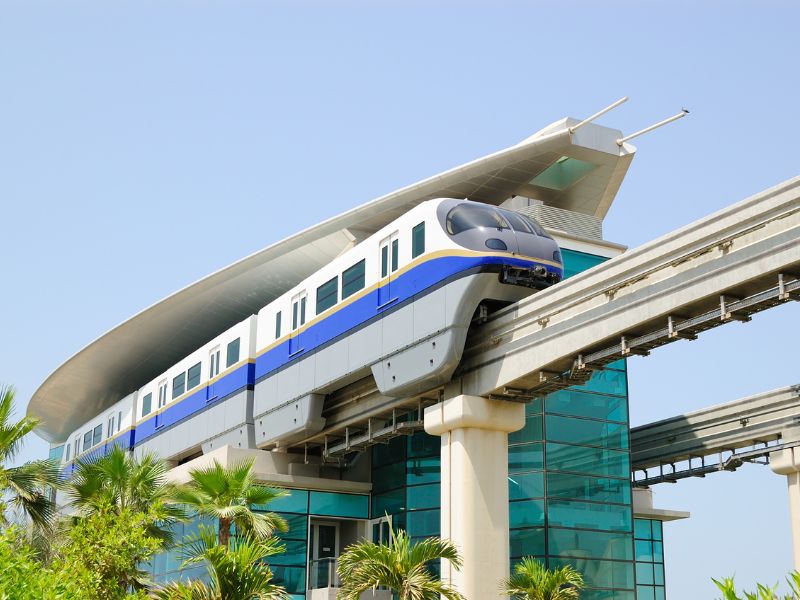 Monorail Zug in Dubai an einer Station