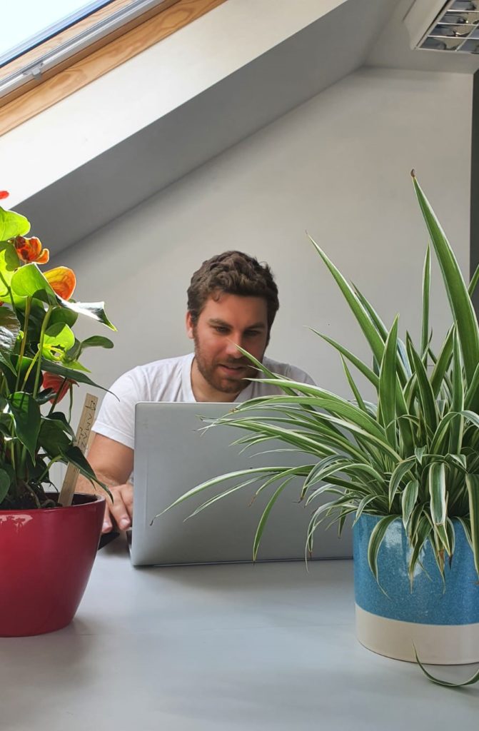 Redakteur-Christoph-schreibt-an-einem-Blogartikel