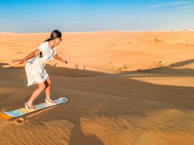 Surfen über den Wüstensand in Dubai