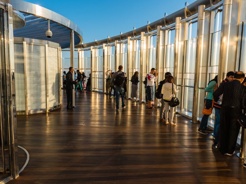 Touristen bestaunen den Blick auf Dubai vom Observation Deck des Burj Khalifa