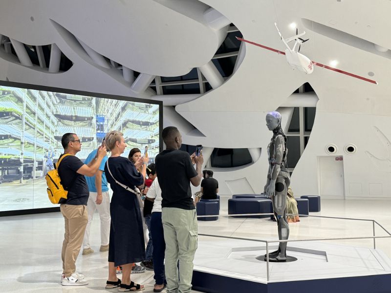 Touristen schießen Fotos in einer Ausstellung im Museum of the Future