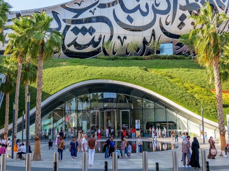 Touristen vor dem Eingang zum Museum der Zukunft in Dubai