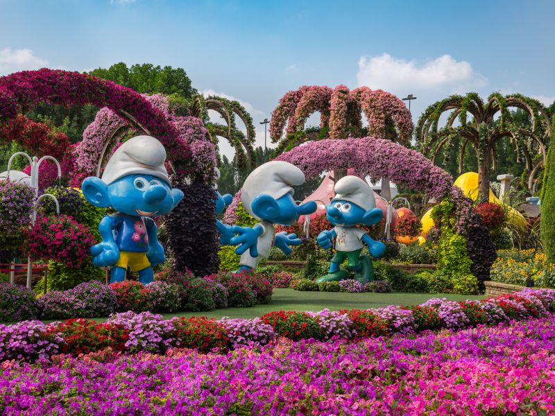 Verspielte Settings mit bekannten Motiven wie den Schlümpfen im Miracle Garden