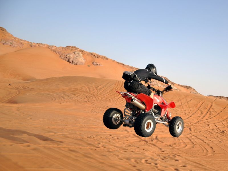 Viel Action bei Wüstensafaris in Dubai mit Quad und Co